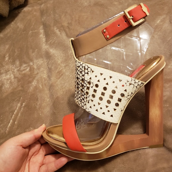 BRAND NEW, UNIQUE, CUT OUT, BCBG MAXAZRIA WEDGES - Picture 5 of 8